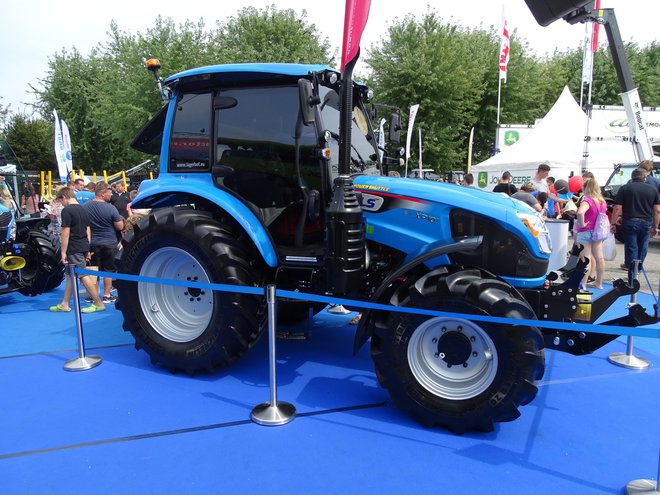 Lagerhof Nejc Šuc, s. p., je nedavno začel prodajati korejske traktorje LS Mtron in na Agri dobil zlato medaljo za model XP 101. Traktorji LS so v prijetni modri barvi blue sky (modro nebo), proizvajajo jih od leta 1977. Nagrajeni model ima vgrajen 75 kW (101 KM) motor, ki ima čiščenje izpušnih plinov s pomočjo SCR-tehnologije (AdBlue), menjalnik ima 40 prestav za vožnjo naprej in toliko za nazaj. Cena razstavnega modela je 39.840 evrov brez DDV.