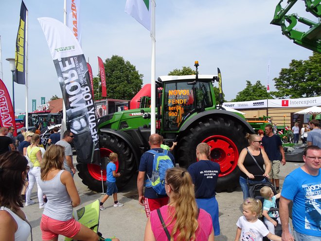 Šampionsko nagrado za novi proizvod tuje proizvodnje je dobil traktor fendt serije 900, ki ga pri nas prodaja Interexport, d. o. o. Nova serija 900 je s tovarniških trakov prišla v začetku letošnjega julija. V njej je pet modelov z močjo od 217 do 305 kW (296 do 415 KM). Vgrajene imajo Manove devetlitrske motorje, ki izpolnjujejo V. stopnjo emisij. Motorji obratujejo pri nizkih vrtljajih, polna moč je dosegljiva v območju med 1500 do 1700 vrt./min. Brezstopenjski menjalnik ima samo eno stopnjo, 40 km/h pa doseže že pri 950 vrt./min (50 km/h pri 1200 vrt./min, 60 km/h pa pri 1450 vrt./min). Veliko sklopov so pri novi seriji 900 povzeli iz najmočnejše serije fendt 1000, ki si je pred nekaj leti na Agri prislužila zlato medaljo. Zadnje hidravlično dvigalo dvigne kar 12,4 tone bremena, sprednje pa 5,5 tone. Model 942 vario ima 11780 kg. Spet gre za Fendtov vrhunski tehnični dosežek, ki postavlja mejnike v traktorski tehniki. FOTOgrafije: Tomaž Poje