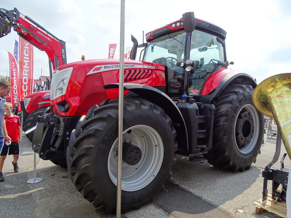 Fotografija: McCormickov model X 8.680 VT drive ima maksimalno moč 228 kW (310 KM) z maksimalnim navorom 1280 Nm. Rezervoar za gorivo ima 500 litrov prostornine. Transmisija je CVT – brezstopenjska, ima pa štiri hitrostna območja. Transportno hitrost 40 ali 50 km/h doseže pri nižjih vrtljajih (eco speed), tehta pa 10,8 tone. FOTO: Tomaž Poje