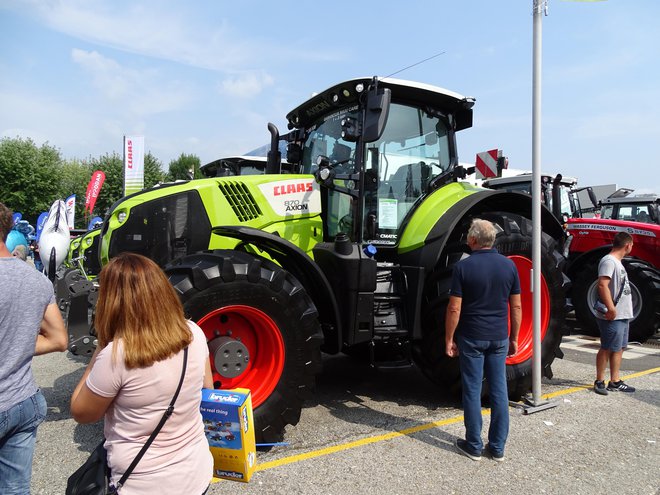 Claas axion 870 cmatic ima po standardu ECE R 120 maksimalno moč 220 kW (295 KM). Ima brezstopenjski menjalnik, ki omogoča končno hitrost 50 km/h. Model tehta dobrih devet ton. FOTO: Tomaž Poje