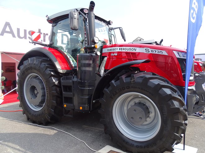 Massey ferguson S 8735 dyna VT ima maksimalno moč 261 kW (350 KM). Ima brezstopenjsko transmisijo z dvema stopnjama. Težak je 10,8 tone, z zadnjim dvigalom lahko dvigne 12 ton težko breme. Traktor ima šest let garancije, nastaja pa v tovarni AGCO v francoskem Beauvaisu, kjer sicer izdelujejo MF od 75–400 KM. Iz nje je prišlo že več kot 925.000 massey fergusonov. FOTO: Tomaž Poje