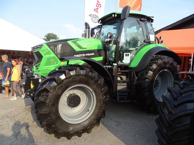 Deutz fahr 7250 TTV warrior ima maksimalno moč 175 kW (238 KM) glede na standard ECE R 120. Za določene delovne razmere je na voljo še 27 KM dodatne moči (extra power). Ima brezstopenjsko transmisijo z oznako ttv. Traktor tehta devet ton, z zadnjim hidravličnim dvigalom pa dvigne deset ton. Proizvajalec zagotavlja triletno garancijo. FOTO: Tomaž Poje