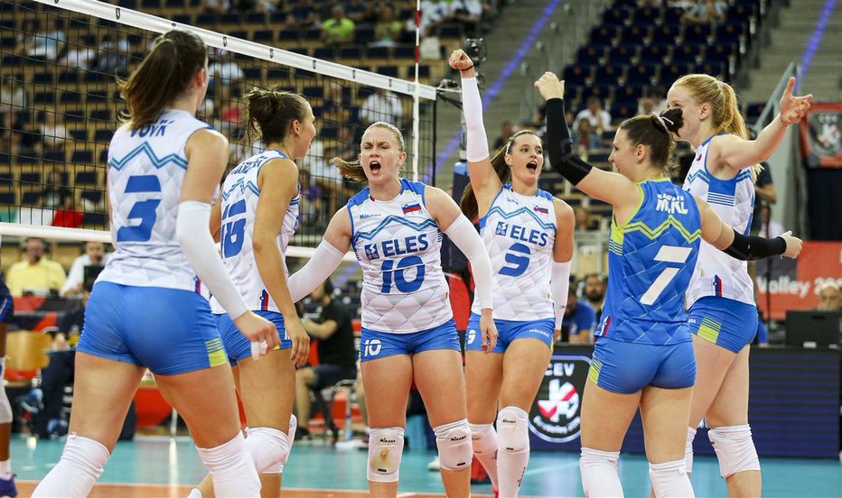 Fotografija: Slovenske odbojkarice so se razveselile novega mejnika, uvrstitve v osmino finala EP. FOTO: worldofvolley