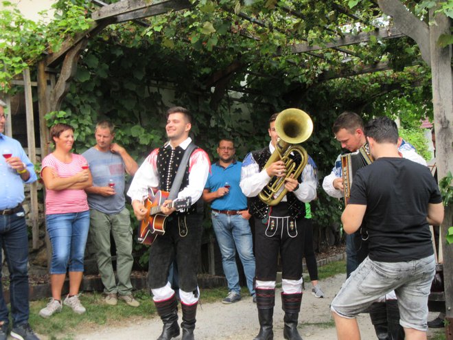 Trio iz treh vasi so se poimenovali na hitro skupaj zmetani fantje muzikantje.