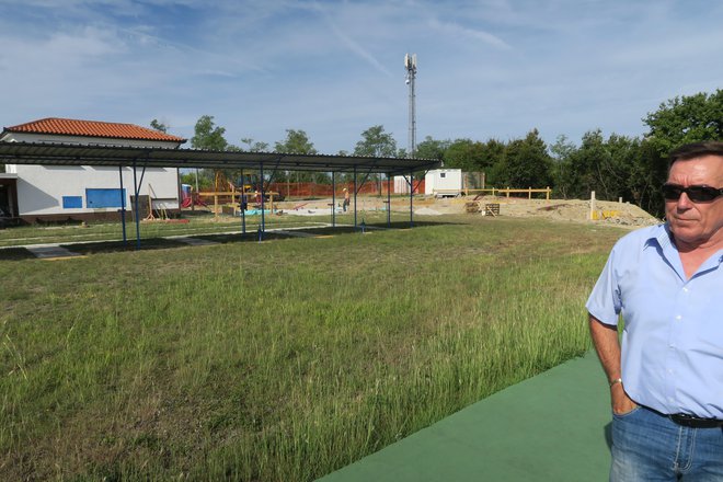 Fabio Steffe na zemljišču LZ Koper z upravnimi prostori in strelišči FOTOGRAFIJE: JANEZ PETKOVŠEK