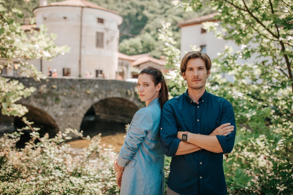 Fotografija: Glavna lika se v novi seriji soočata s preteklostjo in nepozabljeno ljubezensko zgodbo, ki so jo pretrgale družinske skrivnosti. FOTO: ANA GREGORIČ