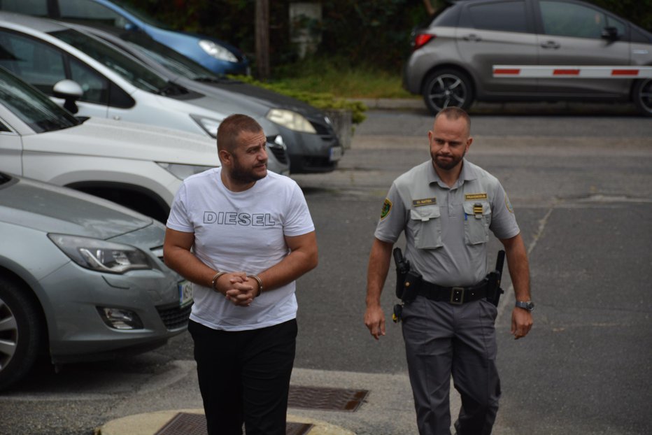 Fotografija: Bojana Cvetkovića so na sodišče v Murski Soboti pripeljali iz pripora. FOTO: OSTE BAKAL