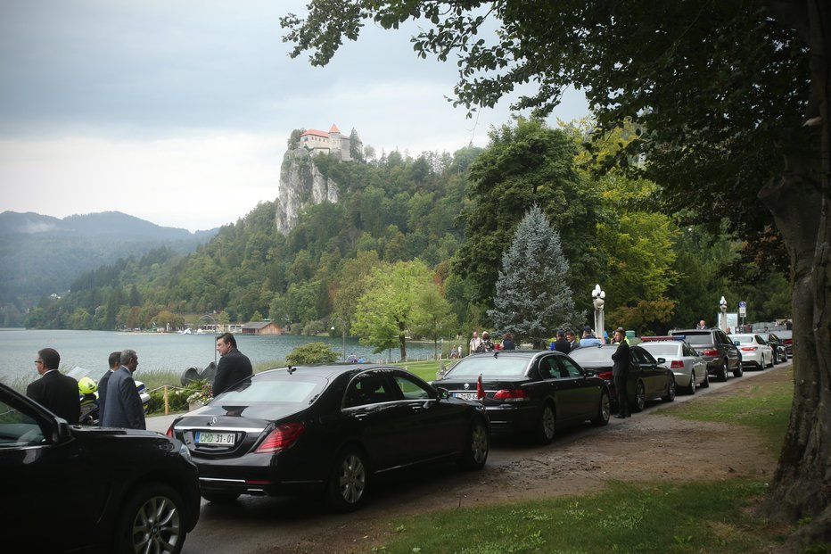 Fotografija: Blejski forum je tako pomemben, da vozilom ni treba upoštevati prometnih predpisov. Foto: Jure Eržen