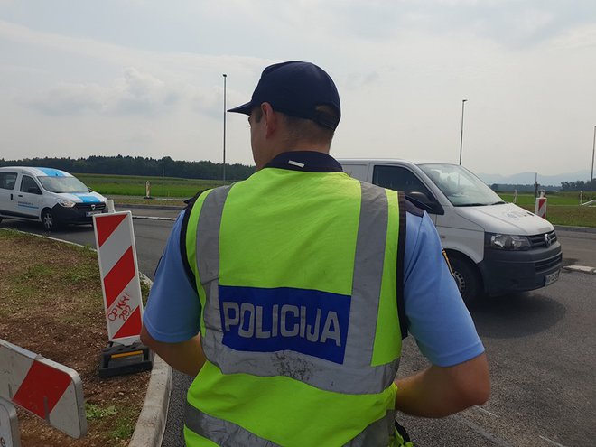 Tudi nadzor policistov ne pomaga, na tisoče vozil je ujetih v prometnih zamaških. FOTO: PU Kranj