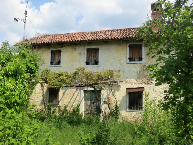 Rojstna hiša Milka Matičetovega v Koprivi na Krasu pred obnovo.