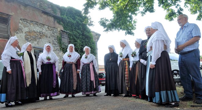 Predstavitev šopka Boža Premrla je poživil nastop pevk Kraškega šopka.