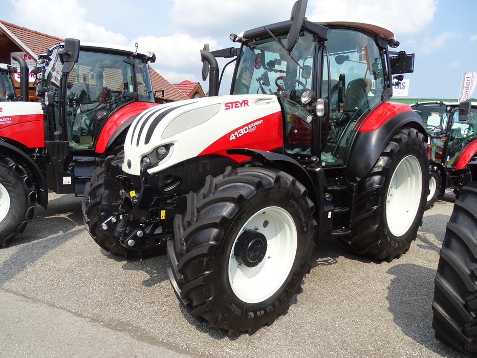 Fotografija: Na Agri smo si lahko ogledali novi steyr expert 4130 CVT. Ta model je najmočnejši v seriji expert CVT, saj ima nazivno moč po standardu ECE R120 96 kW (130 KM), maksimalna moč pa je 103 kW (140 KM). Maksimalni navor znaša 630 Nm pri 1300 vrtljajih na minuto. Sicer ima vgrajen štirivaljni motor z obdelavo izpušnih plinov, ki ustrezajo zahtevam najnovejše stopnje V. Rezervoar za gorivo ima 180, za AdBlue pa 19 litrov. FOTOgrafije: Tomaž Poje