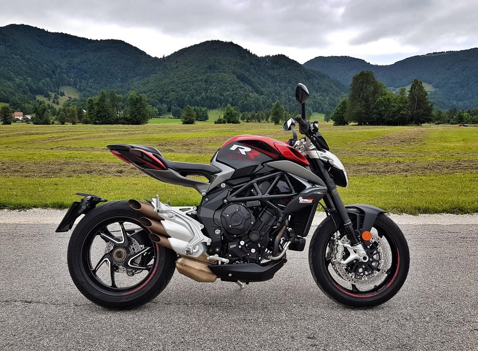 Fotografija: MV agusta brutale 800 RR navduši z obliko, zvokom in zmogljivostjo; njenih 140 konjev je po novem lepše ukročenih. FOTOgrafije: Andrej Brglez