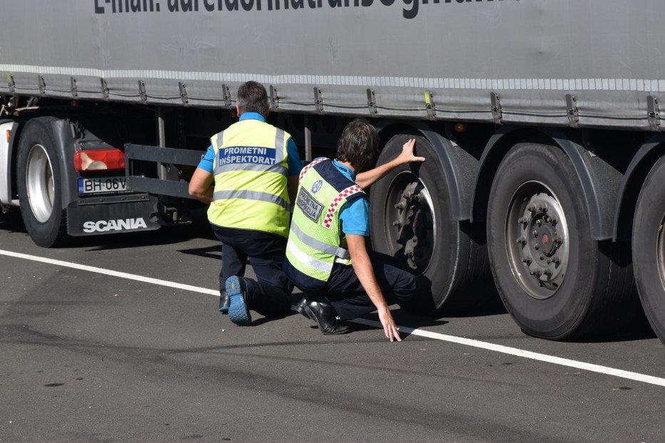 Fotografija: V času nadzora so kontrolirali 176 tovornih vozil. FOTO: OSTE BAKAL