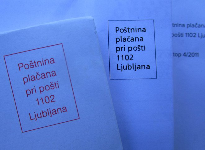 S kuvert izginjajo poštni elementi, kot sta znamka in poštni žig, ki zanimajo filateliste.