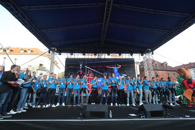 Odbojkarje so pozdravili navijači. FOTO: Dejan Javornik