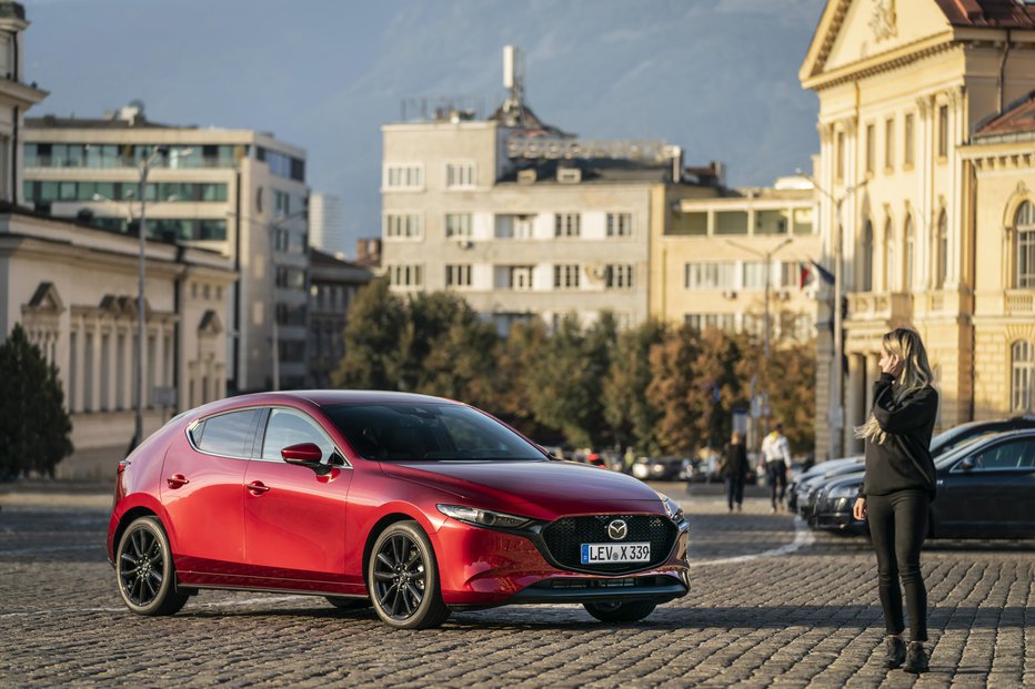 Fotografija: Mazdi 3 so kot prvi namenili novi motor z nadzorovanim kompresijskim vžigom; pri nas bodo za tako opremljeni avtomobil zahtevali od 23.090 evrov naprej. FOTO: Mazda