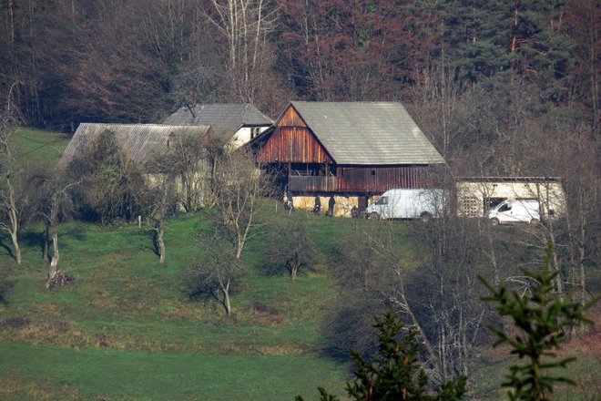 Že pred petimi leti so policisti na domačiji v Cirkušah odkrili laboratorij in ogromno količino kemičnih snovi. FOTO: Bojan Rajšek