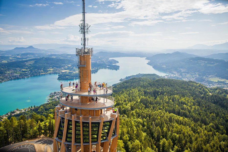 Fotografija: Pyramidenkogel je priljubljena turistična točka. Foto: Tine Steinthaler