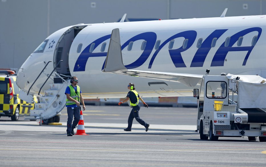 Fotografija: Letalo Adrie Airways po enem izmed zadnjih poletov. FOTO: Matej Družnik, Delo