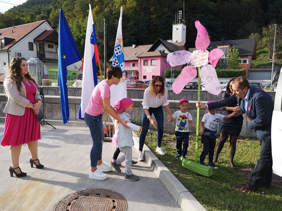 Fotografija: S posebnim drevesom, ki ga je podaril Jože Prah, so župan in otroci simbolično izrazili podporo prizadevanjem Europe Donne. FOTOGRAFIJE: Mojca Marot