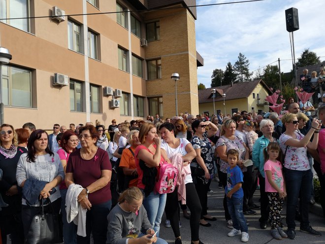 Ob odprtju Centra starejših Dobra volja in zaznamovanju aktivnosti v rožnatem oktobru se je zbralo veliko ljudi.