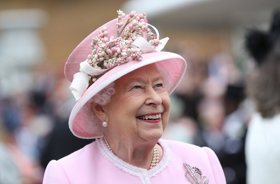 Fotografija: Elizabeta II. je včasih tudi Gary. FOTOGRAFIJE: Reuters