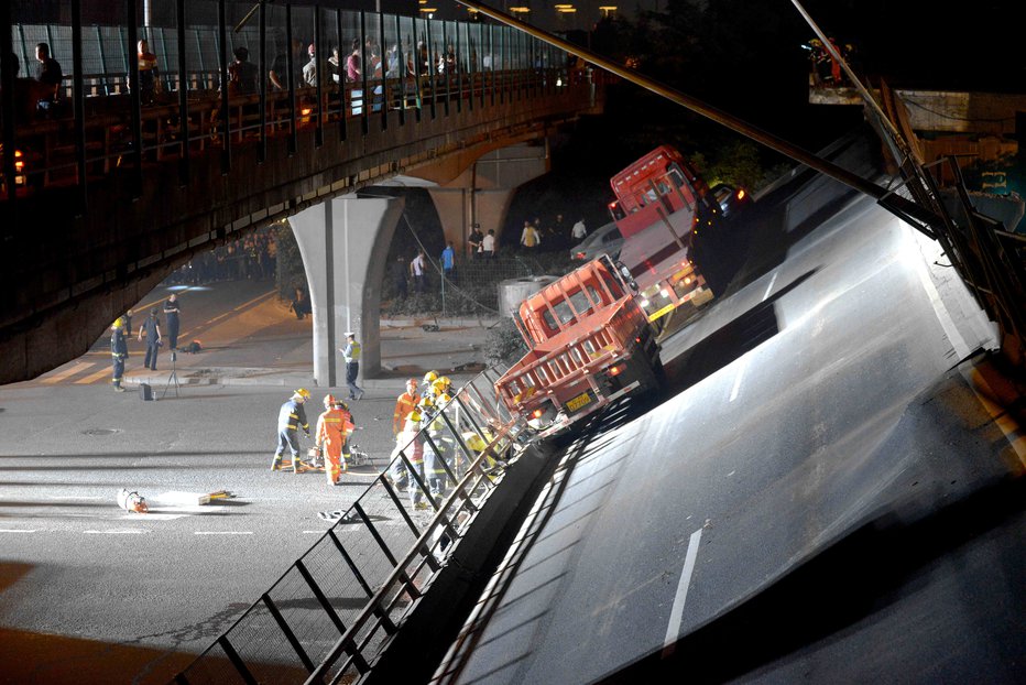 Fotografija: Most se je dobesedno zrušil. FOTO: Reuters