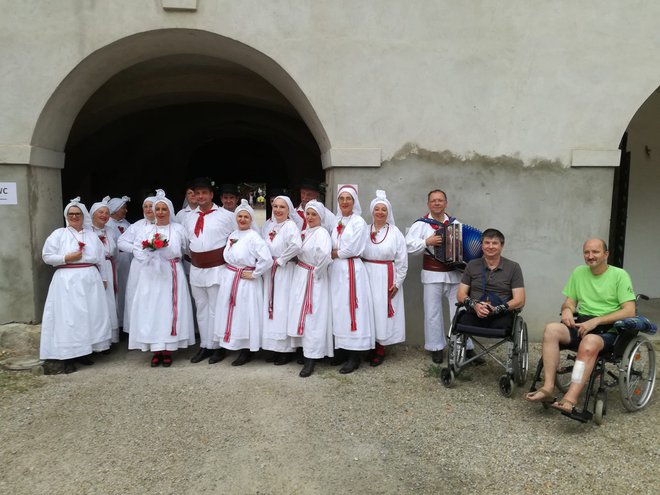 Andreju so zelo pomagali prijatelji iz Folklorne skupine Rožmarin iz Vnanjih Goric.