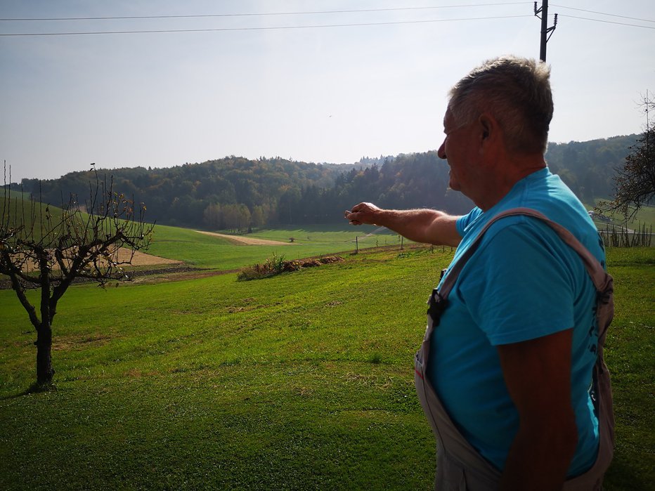 Fotografija: Stanislav kaže, kje je lovec čakal na plen. Fotografije: Mojca Marot