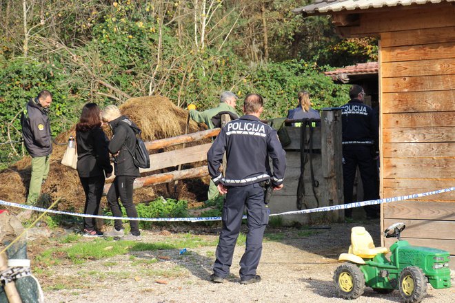 Policisti na kraju zločina. FOTO: Tanja Jakše Gazvoda