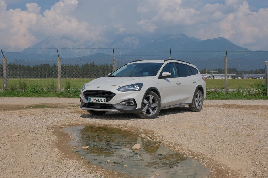 Fotografija: Ford focus active je robustnejšega videza in ima višji odmik od tal, a je na žalost brez možnosti 4x4 pogona. FOTO: Blaž Kondža