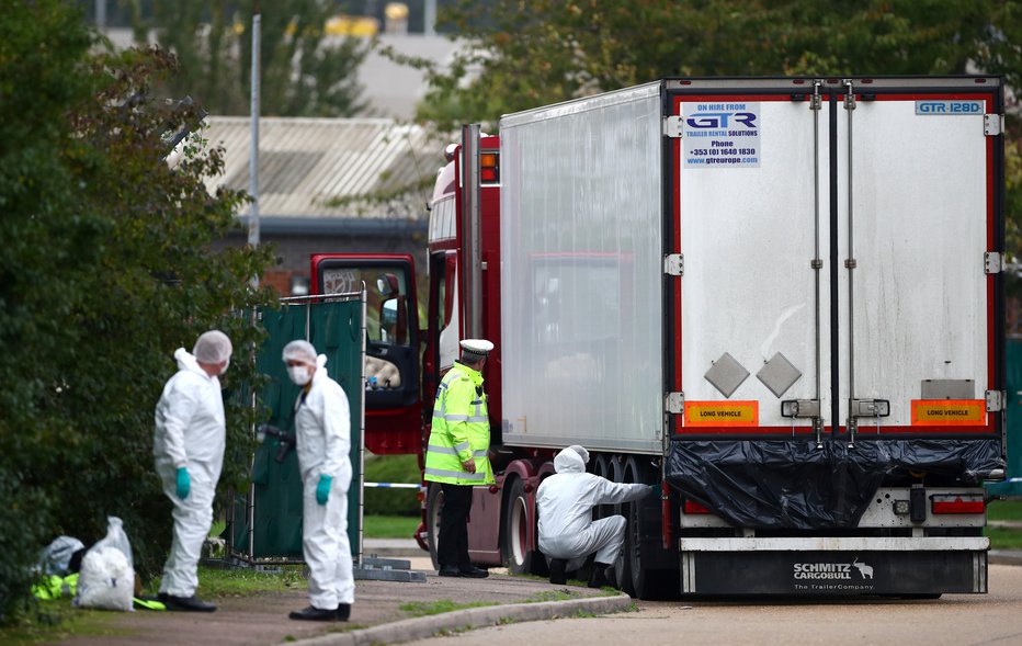 Fotografija: Reševalci so ob prihodu na prizorišče lahko le potrdili smrt 39 nesrečnikov. FOTO: Reuters