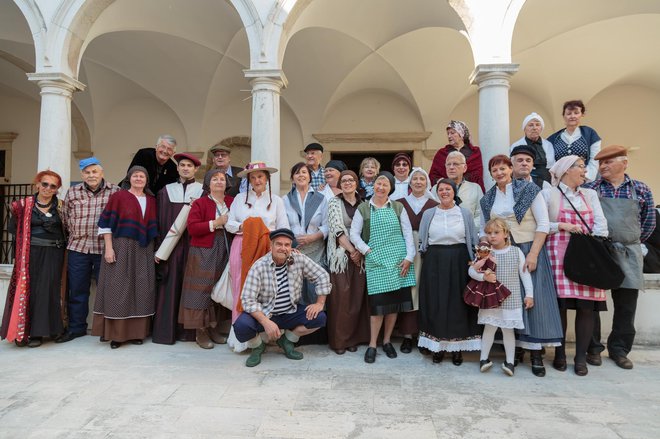 Člani Anbota, ki so spomin na bogato preteklost Istre lovili v naravnem okolju. FOTO: Nataša Fajon