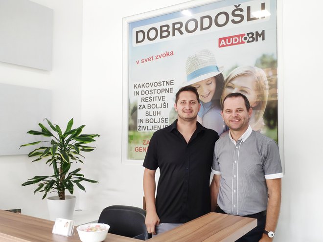 Denis Poštrak s Francijem Urankarjem, direktorjem podjetja Audio BM. FOTO: OSEBNI ARHIV