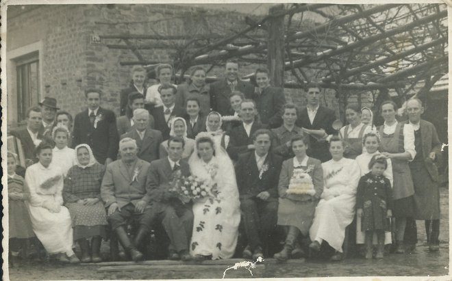 Mladoporočenca Anton in Terezija Horvat ob hiši družine Petek v Veliki Polani ob poroki leta 1955. FOTO: Jože Horvat