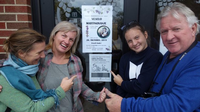 Tanja Gruden, Snježana, Lea in Bernard Pungerčič pred plakatom za predstavo Grdi raček v St. Mary Parish Hall v Pittsburghu.