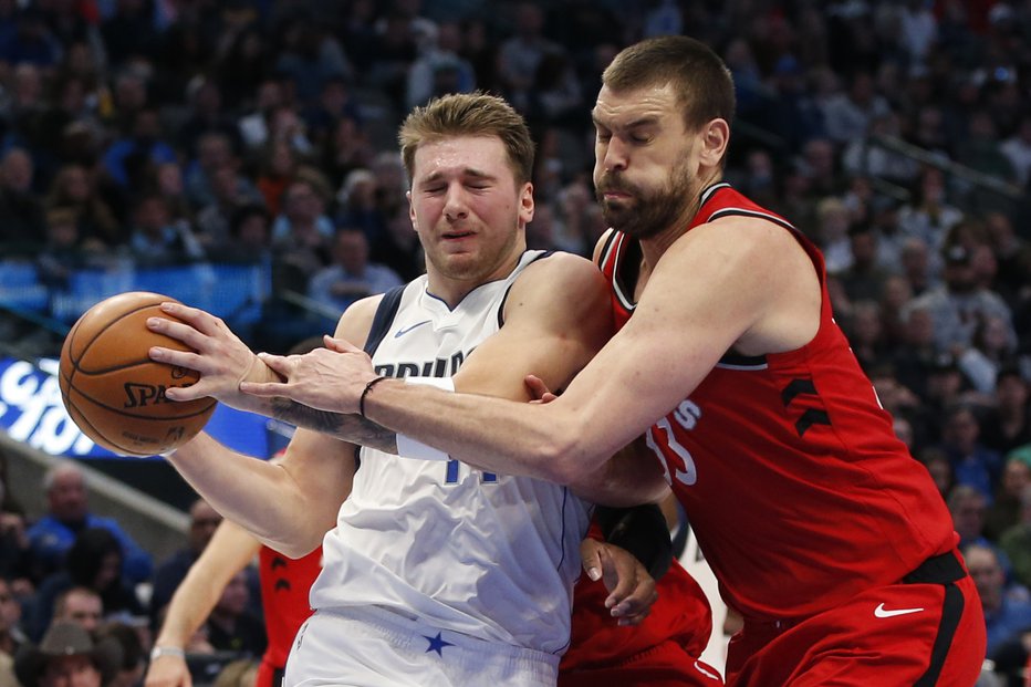 Fotografija: Luke Dončića ni mogel ustaviti niti izkušeni Španec Marc Gasol, ki je zbral 6 točk in 9 skokov. FOTO: Reuters