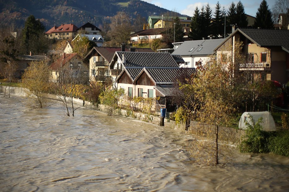 Fotografija: Narasla reka Drava v Dravogradu. FOTO: Jure Eržen, Delo