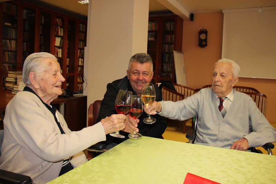 Fotografija: Pa na zdravje! Slavljenca z Rudijevim sinom Rudijem. FOTO: Tanja Jakše Gazvoda