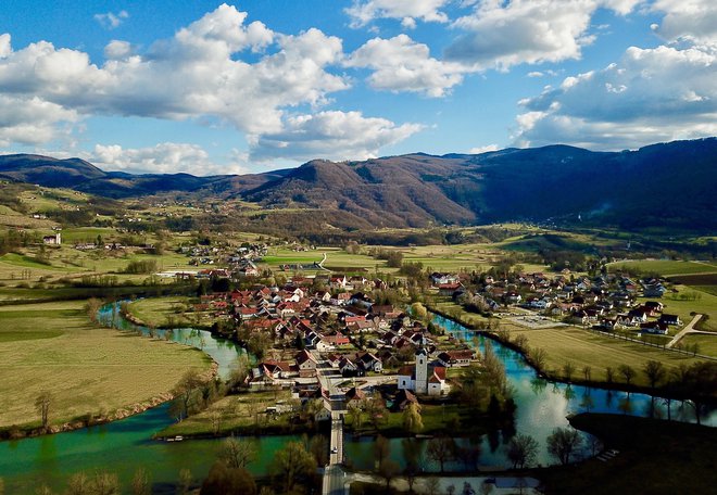 Jesenski pogled z Gorjancev na Kostanjevico na Krki FOTO: Jaroslav Jankovič