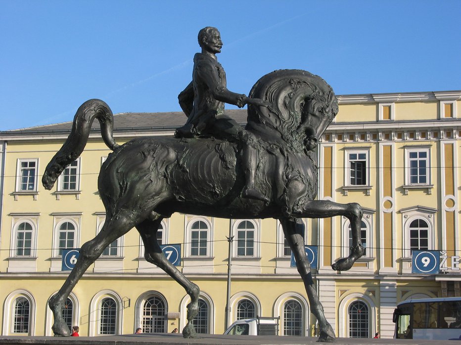 Fotografija: Uradni ljubljanski spomenik nasproti železniške postaje Foto: Primož Hieng