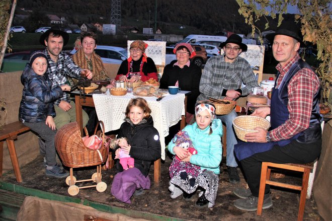 Velika družina iz Slatine je takole sedla k delu.