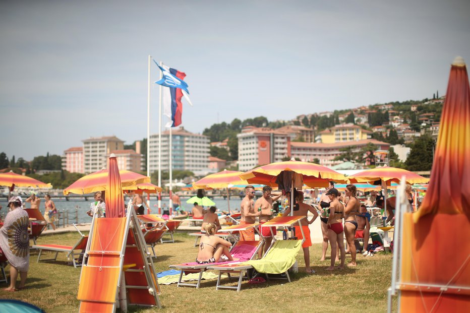 Fotografija: Turisti na centralni plaži v Portorožu. Brisačarje izpodrivajo ležalnikarji. FOTO: Jure Eržen, Delo