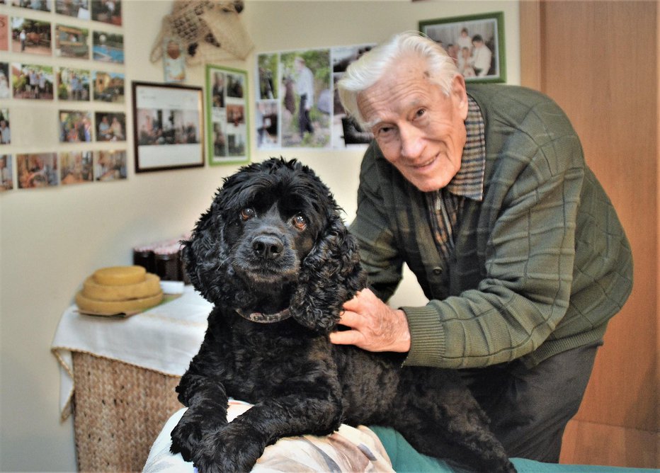 Fotografija: Frančeva zvesta spremljevalka in družabnica je psička Maja. FOTO: Darko Naraglav