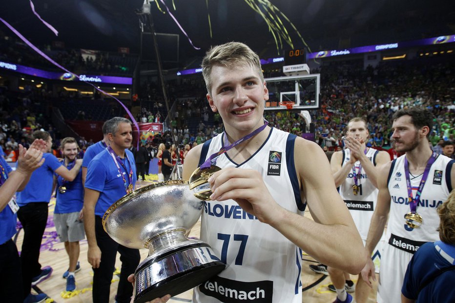 Fotografija: Luka Dončić je doslej igral za Slovenijo le na EP 2017, na njem je osvojil zlato kolajno in se uvrstil v elitno peterko. FOTO: Blaž Samec