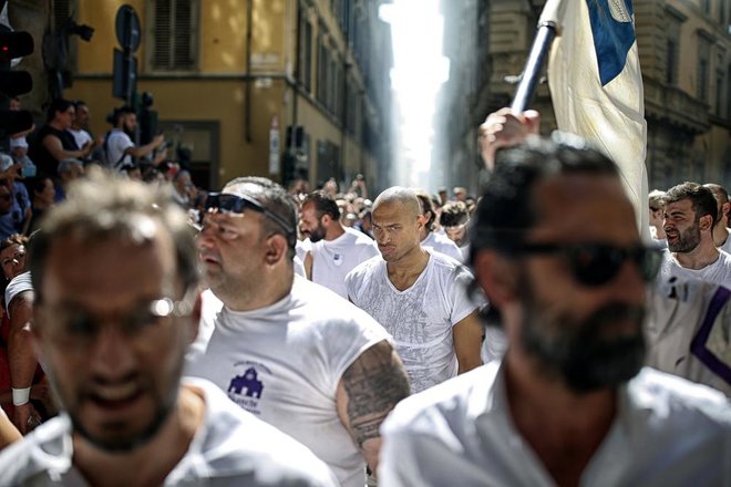 Samec se je izkazal s fotografijo iz Firenc, ki je nastala med sprevodom finalistov tekmovanja v zgodovinskem nogometu (calcio storico). FOTO: BLAŽ SAMEC