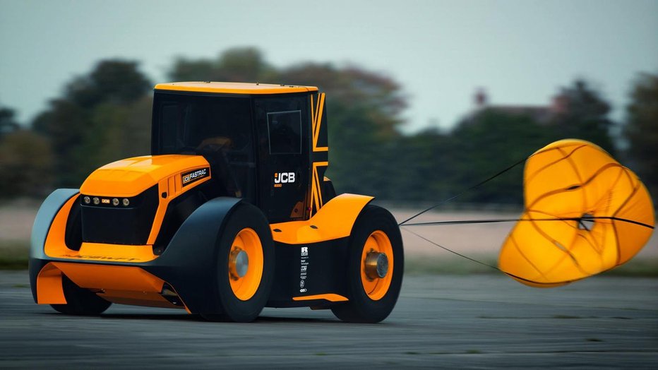 Fotografija: JCB fastrac two je na razdalji enega kilometra vozil s povprečno hitrostjo 217,57, v nekem trenutku pa je dosegel celo 247,47 km/h. FOTO: JCB