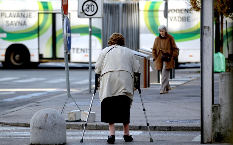 Fotografija: Če boste še vedno delali po izpolnitvi pogojev za starostno upokojitev, boste prejemali del pokojnine in si lahko izborili tudi višjo pokojnino. FOTO: Roman Šipić, Delo