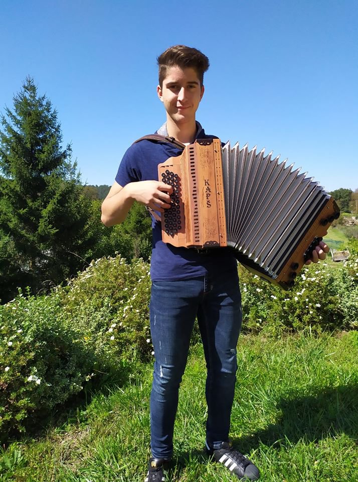 Fotografija: Gašper Fabjančič s harmoniko preživi precej časa. FOTO: OSEBNI ARHIV